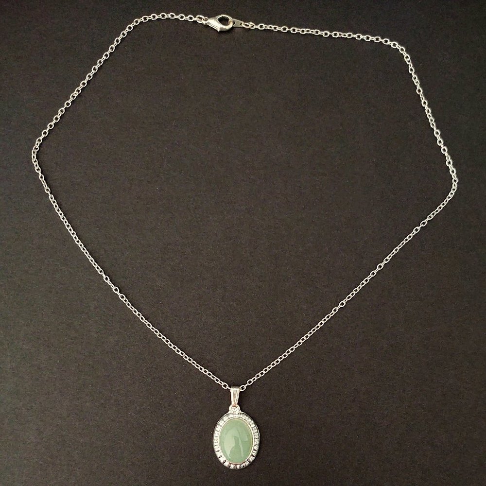 Silver necklace with pale green stone pendant - Picture 5 of 10